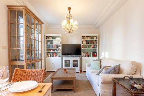 sala de estar con sofá y lámpara de araña en Bilbao Costa by Aston Rentals, en Getxo