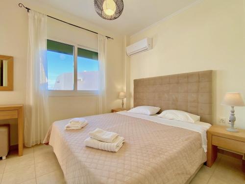 Ένα ή περισσότερα κρεβάτια σε δωμάτιο στο Luxury Villa Akti Barbati 1 with private pool by DadoVillas