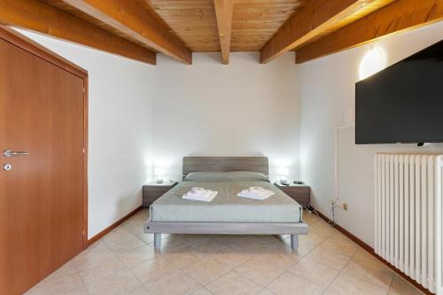 a bedroom with a bed and a flat screen tv at Vista 180 by Halldis in Perledo