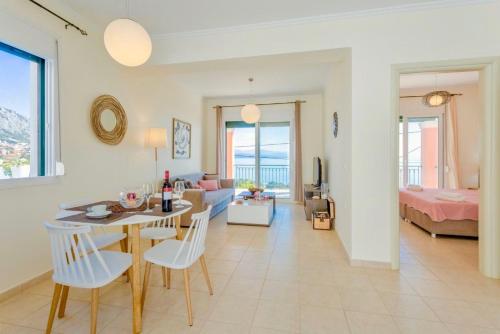 Ano Pyrgi的住宿－Luxury Villa Akti Barbati 3 with private pool，客厅配有桌椅和沙发