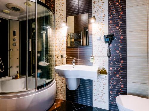 łazienka z umywalką i prysznicem w obiekcie Hotel Delicjusz w mieście Trzebaw