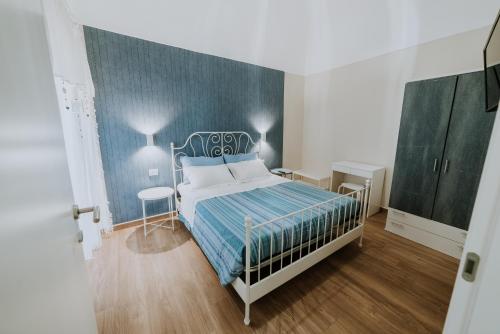 a bedroom with a bed and a blue wall at La casa di Achille in Chieti