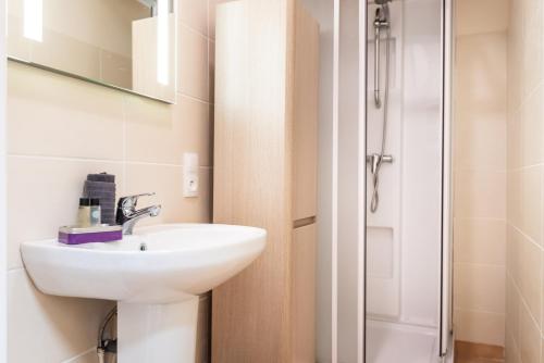une salle de bain avec un lavabo et une douche dans l'établissement Frenchyhomes☆Andernos☆6 personnes☆plage et centre, à Andernos-les-Bains
