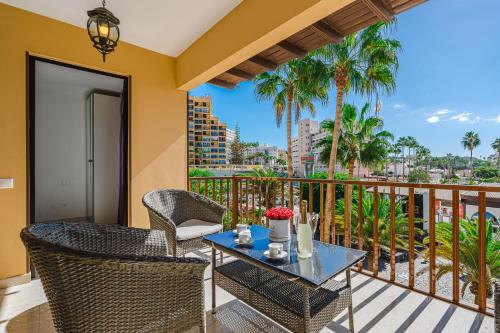Amazing 3 bedroom apartment on the first line of the best Las Americas beach, air conditioner and terrace ocean view