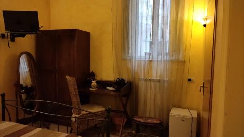 Televízia a/alebo spoločenská miestnosť v ubytovaní Palazzo Aprile