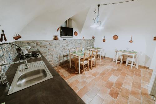 a kitchen with a sink and a table with chairs at La casa di Achille in Chieti