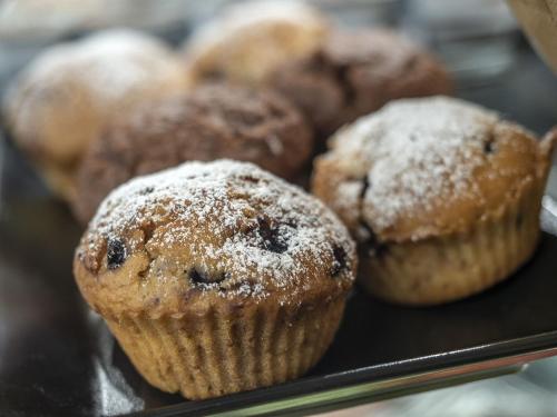 ケチケメートにあるHotel Bestsellerの粉砂糖をまぶしたマフィンのトレイ