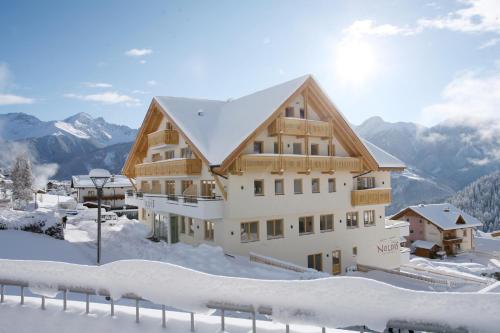 Nespecifikovaný výhled na hory nebo výhled na hory při pohledu z hotelu