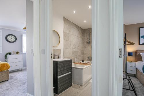 A bathroom at Luxury House - Sleeps 12 - Smart TVs, Fast Wifi, Garden and Free Parking by Yoko Property