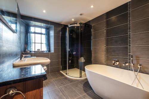 A bathroom at Stunning cottage Grade 2 listed with parking and Hot Tub
