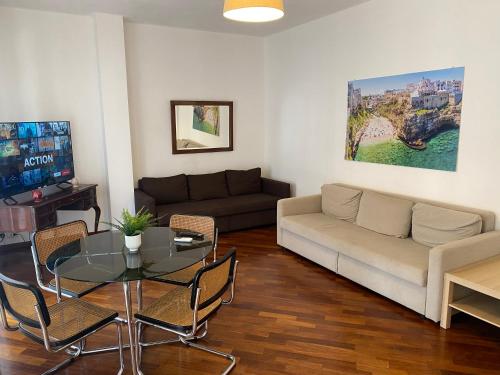 ein Wohnzimmer mit einem Sofa und einem Tisch in der Unterkunft Sparano Top Class 7 in Bari