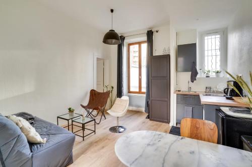salon z kanapą i kuchnią w obiekcie Appartement charmant entièrement équipé w mieście Ivry-sur-Seine