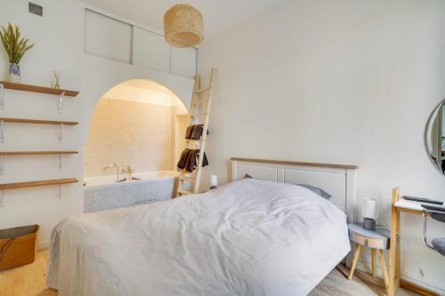 Кровать или кровати в номере Appartement charmant entièrement équipé
