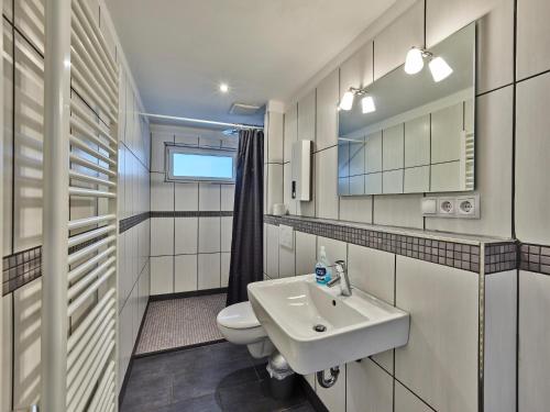 bagno bianco con lavandino e servizi igienici di Haus Tierfreund a Hellenthal