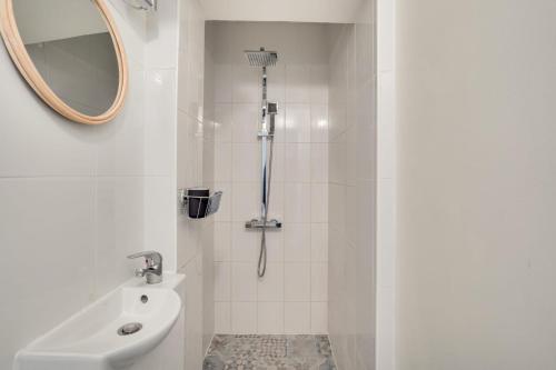 Ванная комната в Appartement charmant entièrement équipé