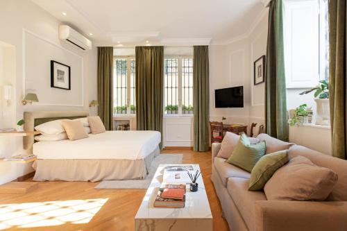 ein Wohnzimmer mit einem Bett und einem Sofa in der Unterkunft Casa Cucu Piazza del Popolo in Rom
