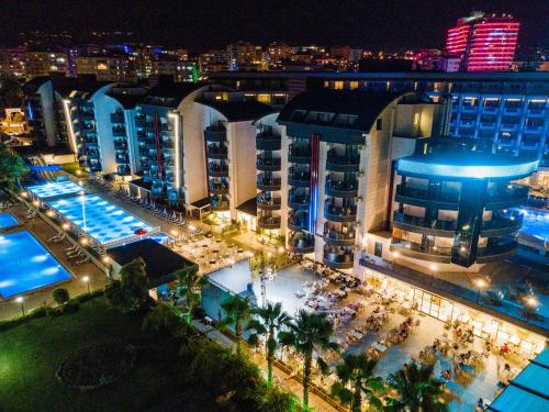 Бассейн в Grand Uysal Beach & Spa Hotel или поблизости