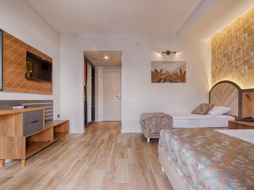 Кровать или кровати в номере Grand Uysal Beach & Spa Hotel
