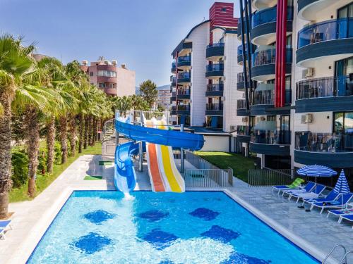 Бассейн в Grand Uysal Beach & Spa Hotel или поблизости