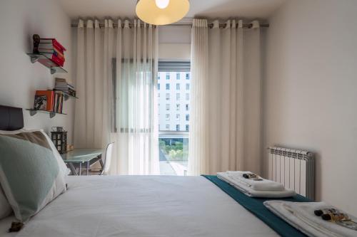 Flamingos - Spacious 2 bedroom apt with AC and outdoor area