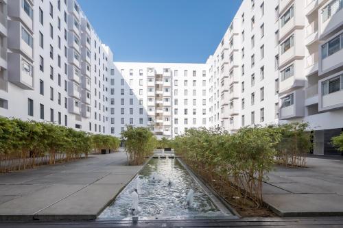 Flamingos - Spacious 2 bedroom apt with AC and outdoor area