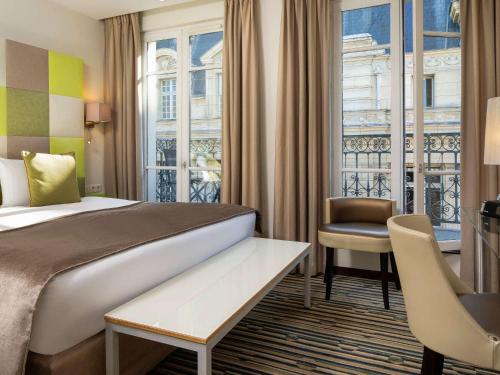 Gulta vai gultas numurā naktsmītnē Hotel Mercure La Sorbonne Saint-Germain-des-Prés
