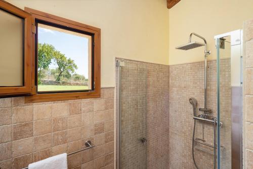 聖馬爾加利達的住宿－Alcudiola，带淋浴的浴室和窗户。