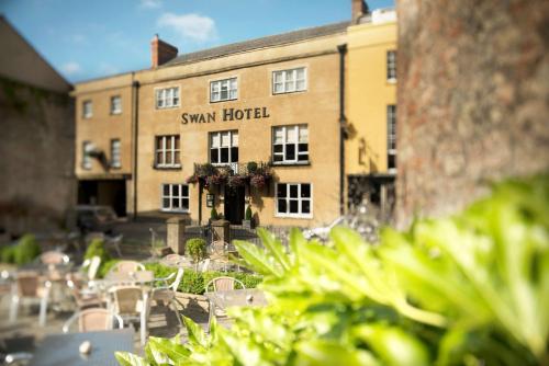 Taman di luar The Swan Hotel, Wells, Somerset - The Coaching Inn Group