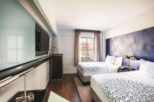 Cette chambre comprend deux lits et une télévision. dans l'établissement Holiday Inn Express - Dallas Downtown, an IHG Hotel, à Dallas