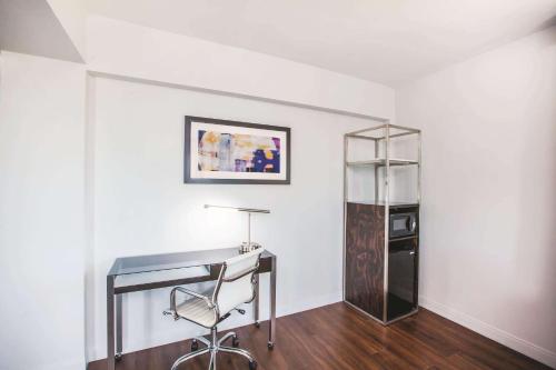 a desk and a chair in a room with a wall at Holiday Inn Express - Dallas Downtown by IHG in Dallas