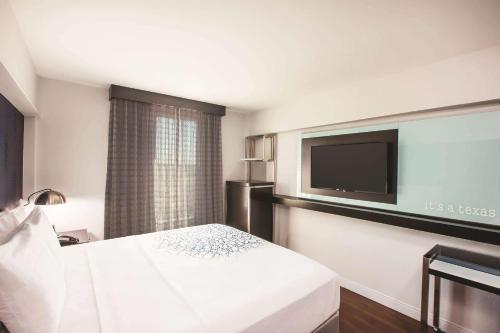 Tempat tidur dalam kamar di Holiday Inn Express - Dallas Downtown, an IHG Hotel