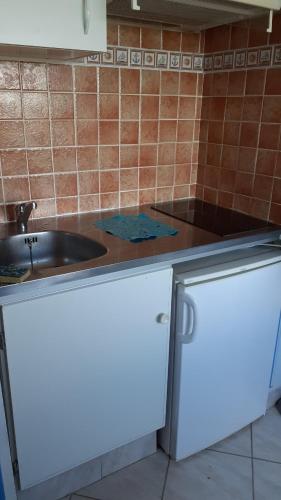 - une cuisine avec un évier et un comptoir dans l'établissement Studio - Marina 4 - 17 allée des Pinons - 3-2, à Saint-Jean-de-Monts