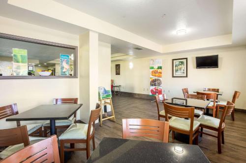 a dining room with tables and chairs in a restaurant at Quality Inn Mobile West Tillmans Corner in Tillmans Corner