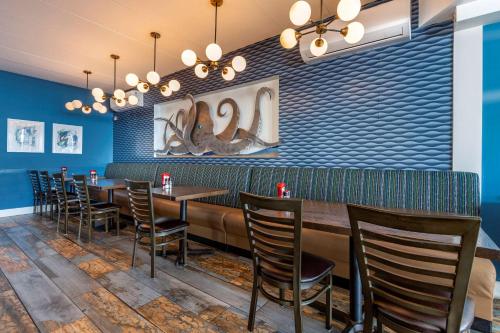 a dining room with a long table and chairs at Quality Inn Boardwalk in Ocean City