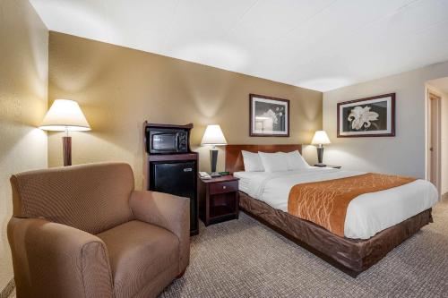 A bed or beds in a room at Comfort Inn Northeast Cincinnati
