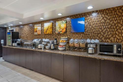 a kitchen with a counter with a microwave at Comfort Inn Cincinnati Northeast in Mason