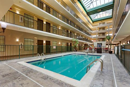 Bazén v ubytování Comfort Suites Fredericksburg South nebo v jeho okolí