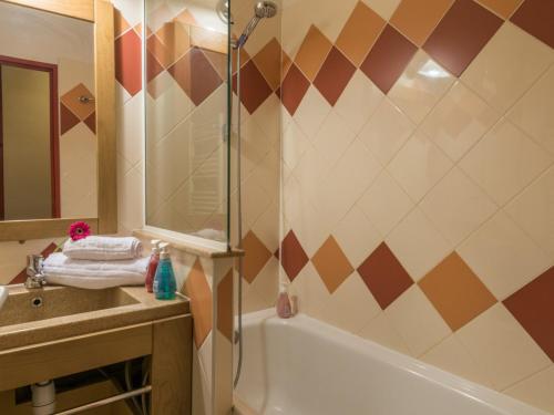 uma casa de banho com uma banheira, um lavatório e um chuveiro em Appartement Chamonix-Mont-Blanc, 2 pièces, 5 personnes - FR-1-517-13 em Chamonix-Mont-Blanc