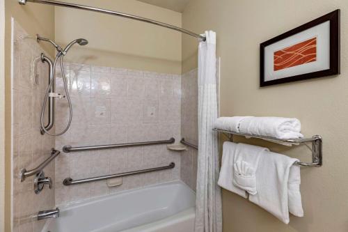 uma casa de banho com uma banheira e um chuveiro com toalhas em Comfort Inn Evansville-Casper em Evansville