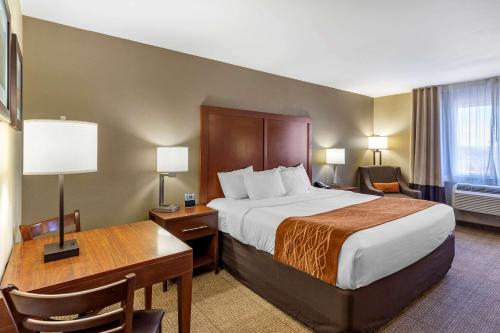 Rúm í herbergi á Comfort Inn Evansville-Casper