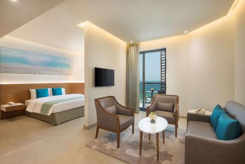Postel nebo postele na pokoji v ubytování Wyndham Garden Ajman Corniche