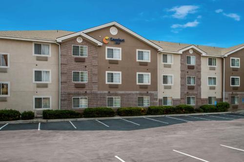 a large apartment building with a parking lot at Comfort Inn Lehi - Thanksgiving Point Area in Lehi