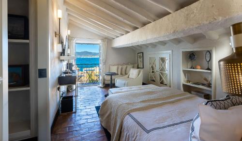 サントロペにあるLe Yaca Saint-Tropezのベッドルーム1室(ベッド2台付)が備わり、海の景色を望めます。