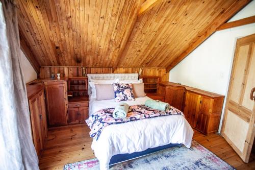 En eller flere senger på et rom på Mienru House Self Catering Cottage