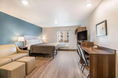 WoodSpring Suites Missoula في ميسولا: فندق صغير غرفه بسرير ومكتب