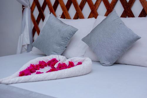 Ένα ή περισσότερα κρεβάτια σε δωμάτιο στο Kuti Hotel Stone Town
