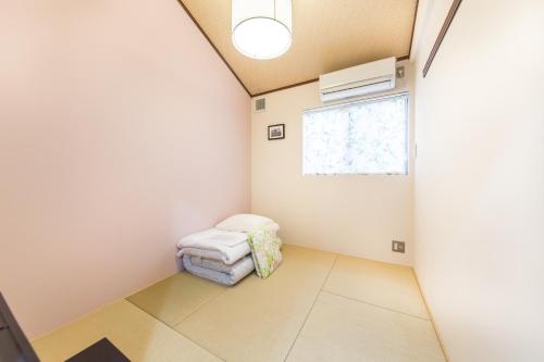 מיטה או מיטות בחדר ב-Woman Only Guesthouse Nanohana (Female only)
