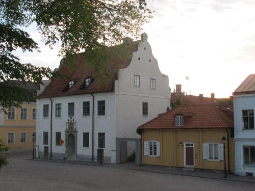 un gran edificio blanco con techo rojo en Dahmskahuset, en Kalmar