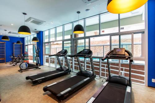 a gym with a row of treadmills at Estanconfor Santos Vista Mar 4 AC Garagem sacada fechada in Santos