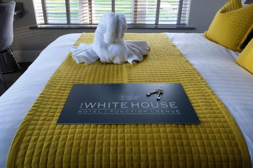 un libro de la casa blanca sentado en una cama en The Whitehouse Peterlee, en Peterlee